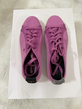 Reebok Women's Pink Canvas Lace-Up Sneakers